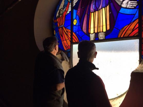 Smontaggio della vetrata raffigurante San Prospero collocata nella facciata centrale per il restauro