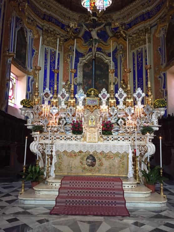 Altare della chiesa parrocchiale per la solennità di Tutti i Santi