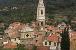 Scorcio di Dolcedo con la chiesa parrocchiale di san Tommaso ed il suo altissimo campanile