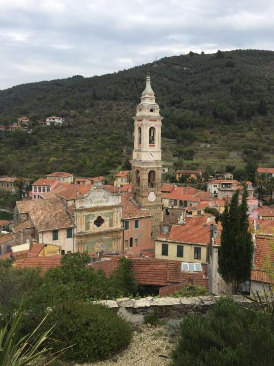 Scorcio di Dolcedo con la chiesa parrocchiale di san Tommaso ed il suo altissimo campanile
