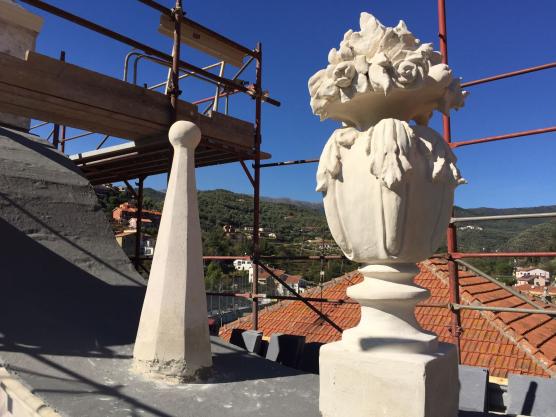 Restauro dei vasi e degli obelischi nella parte più alta della facciata.