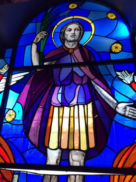 Smontaggio della vetrata raffigurante San Prospero collocata nella facciata centrale per il restauro