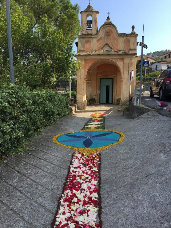 Artistica infiorata in via De Amicis
