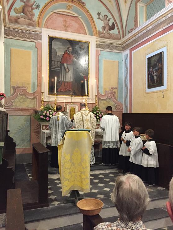 Santa Messa celebrata da don Jean-Pierre Vinciguerra nell'oratorio di San Carlo