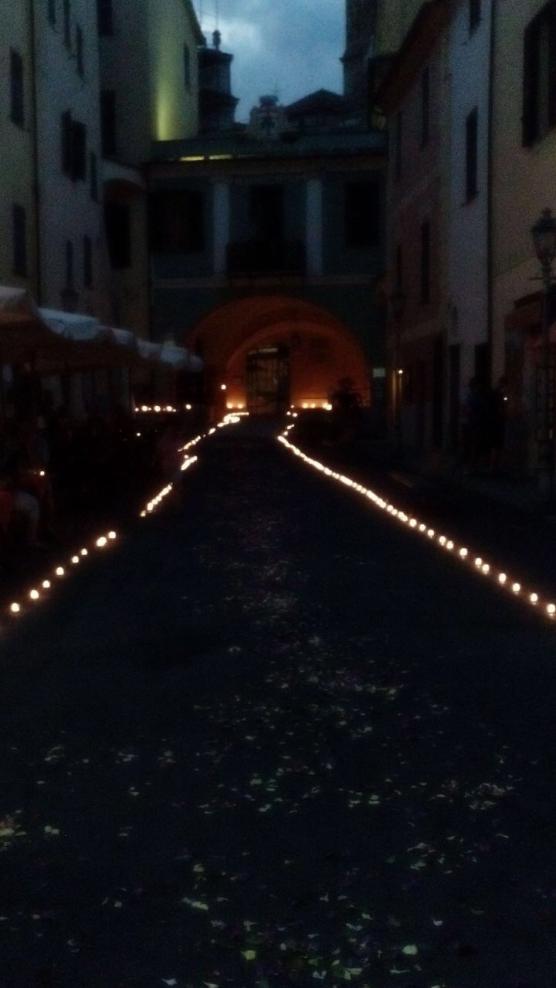 Infiorata e suggestiva illuminazione in piazza Doria