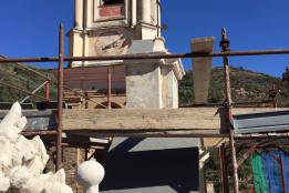 Restauro dei vasi e degli obelischi nella parte più alta della facciata.