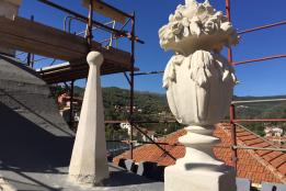 Restauro dei vasi e degli obelischi nella parte più alta della facciata.