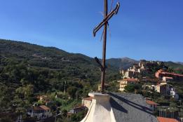 Restauro dei vasi e degli obelischi nella parte più alta della facciata.