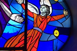 Smontaggio della vetrata raffigurante San Prospero collocata nella facciata centrale per il restauro