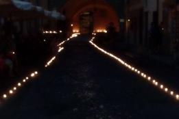 Infiorata e suggestiva illuminazione in piazza Doria