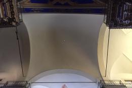 La luce entra dal foro della cupola senza tegole